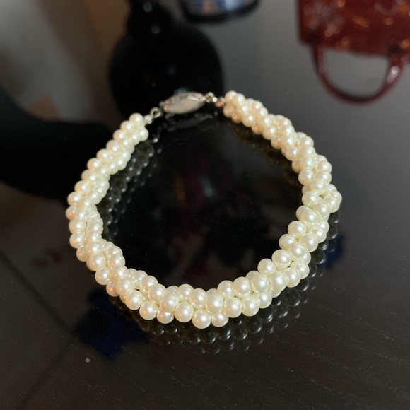 Twisted white faux pearls bracelet🤍 - Picture 3 of 8